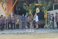 Bupati Kudus, Sam'ani Intakoris menggiling tebu secara simbolis dalam tradisi gantingi di PG Rendeng. (Foto: J02)