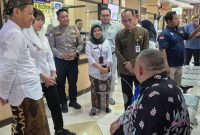 Bupati Kudus Sam’ani Intakoris didampingi Bellinda Putri Sabrina Birton meninjau langsung pelayanan di Samsat Kudus, Kamis (24/4). Ia mengajak warga manfaatkan program pemutihan pajak kendaraan bermotor yang masih berlangsung hingga 30 Juni 2025. (Foto: JP)