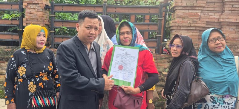 Foto Pengacara Taufiqur Rohman bersama korban investasi bodong. (Foto: JP)