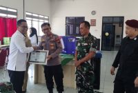 Kapolsek Kudus Kota AKP Subkhan menerima piagam penghargaan dari Kepala Rutan IIB Kudus sebagai bentuk apresiasi atas sinergitas dalam menjaga kamtibmas. (Foto: istimewa)
