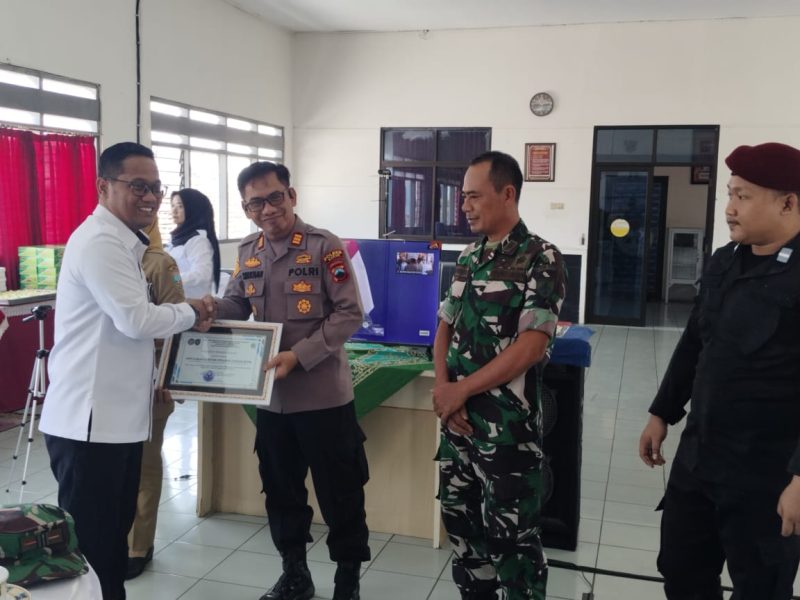 Kapolsek Kudus Kota AKP Subkhan menerima piagam penghargaan dari Kepala Rutan IIB Kudus sebagai bentuk apresiasi atas sinergitas dalam menjaga kamtibmas. (Foto: istimewa)
