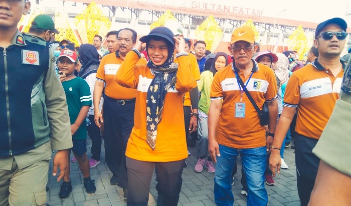 Bupati Demak Eisti’anah bersama ribuan buruh mengikuti jalan sehat May Day 2025 (Foto:Istimewa )