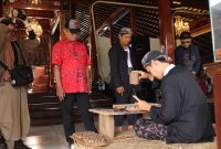 Atraksi ukir gebyok kas Kudus di Anjungan Jawa Tengah, TMII. (Foto: JP)