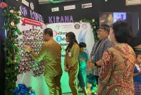 Bupati Kudus, Sam'ani Intakoris dan Wakil Bupati, Bellinda Birton mengapresiasi Expo Program BERAKSI di PBG Kudus. (Foto: J05)