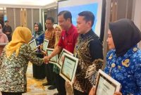dr. Indra Damawan (Baju batik) Kepala Bidang Pelayanan Medis RS Kumala Siwi Mijen menerima penghargaan dari BPJS Kesehatan Cabang Kudus. (Foto: JP)