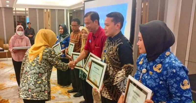 dr. Indra Damawan (Baju batik) Kepala Bidang Pelayanan Medis RS Kumala Siwi Mijen menerima penghargaan dari BPJS Kesehatan Cabang Kudus. (Foto: JP)