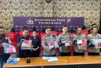 Kapolres Kudus (tengah) beserta jajaran saat konferensi pers di Mapolres Kudus (foto:JP)