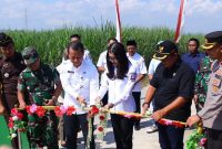 Pemotongan pita di JUT program TMMD Sengkuyung tahap II (Foto:JP)