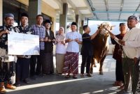 “Joyo Selamet ”, Sapi Kurban Presiden Prabowo Seberat 1 Ton 73 Kg Diserahkan ke Kudus (foto:Kominfo Kudus)