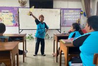 Adinata Haidar Achmad, siswa kelas IV di SD 1 Barongan, Kecamatan Kota, Kabupaten Kudus, saat memperagakan piala juara 1 ndagel ijen ajang FTBI Jawa Tengah, di depan teman-teman sekelasnya. (Foto: J05)