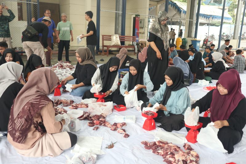 Penimbangan daging kurban di UMK. (Foto: Istimewa)