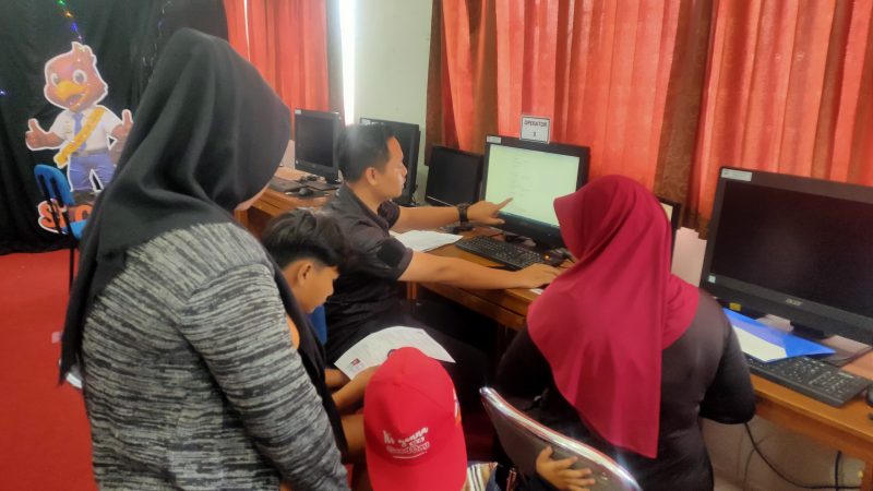 Proses Verifikasi Berkas pada SMPB di SMP 1 Jati, Kudus. (Foto: J05)