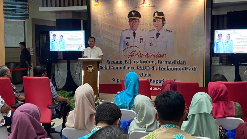 Bupati Kudus, Sam’ani Intakoris saat meresmikan Gedung Instalasi Laboratorium, Farmasi, dan Ambulance HiAce di RSUD Kudus, Jumat, 20/6/2025. (Foto: J05)