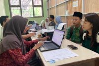 Ilustrasi. Calon Murid bersama orangtuanya melakukan verifikasi berkas di SMP 4 Kudus. (Foto: J05)