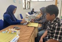 Orangtua bersama putranya datangi SMPN 4 Bae, Kudus untuk melakukan pemilihan sekolah SPMB tahun ajaran 2025/2026. (Foto: J05)