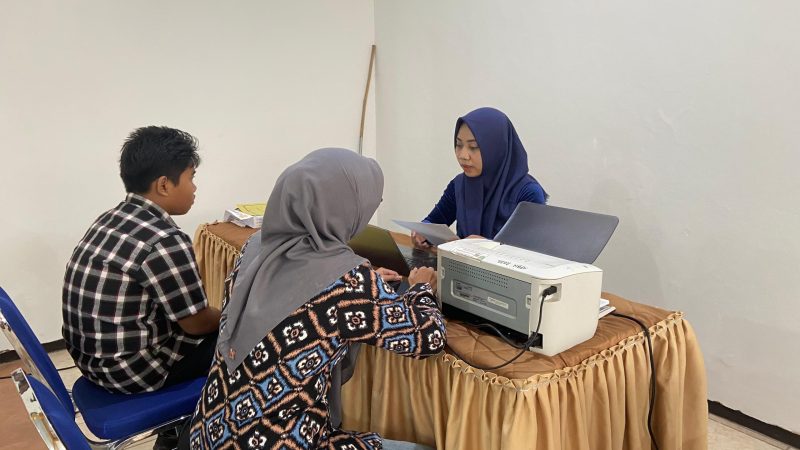 Tahap pemilihan sekolah pada SPMB online di SMP 4 Bae, Kudus. (Foto: J05)