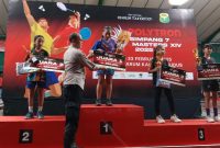 Siswi SD 1 Jati Wetan berhasil menyabet juara 1 Simpang Tujuh Master 2025 kategori tunggal putri. (Foto: J05)