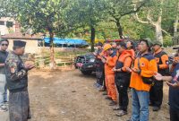Foto: Tim Gabungan berdoa sebelum melakukan evakuasi korban. (Foto: JP)