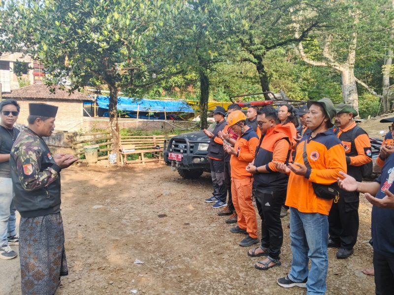 Foto: Tim Gabungan berdoa sebelum melakukan evakuasi korban. (Foto: JP)