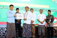 Bupati Kudus, Sam’ani Intakoris menyerahkan secara simbolis bantuan HKGS di Pendapa Kabupaten Kudus, Kamis, 10/6/2025. (Foto: JP)