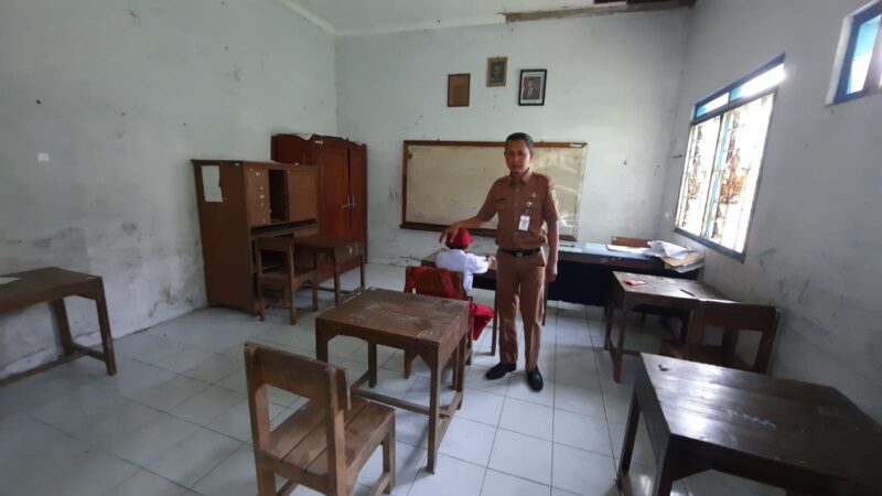 Shifa Muhammad, murid baru satu-satunya SD 1 Wates, Kecamatan Undaan, Kabupaten Kudus, saat mengikuti kegiatan MPLS di sekolahnya, Senin, 14/7/2025. (Foto: J05)