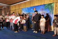 Pengurus  Kamisetembang Kudus saat memberikan santunan dan kebahagiaan ke anak yatim. (Foto: jp)