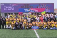 Ketua Umum PSSI, Erick Thohir bersama talenta muda sepak bola putri peraih thrid place HYDROPLUS Piala Pertiwi U14 & U16 2025 All Stars. (Foto: J02)