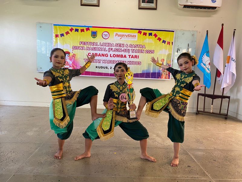 Siswa SD 6 Getassrabi saat menjadi Juara 1 cabang lomba Seni Tari di ajang FLS3N SD Tingkat Kabupaten Kudus Tahun 2025 di PBG, Rabu (2/7). (Foto: JP)