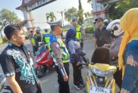 Anggota lantas Polresta Pati saat melaksanakan operasi Candi (foto:Ist)
