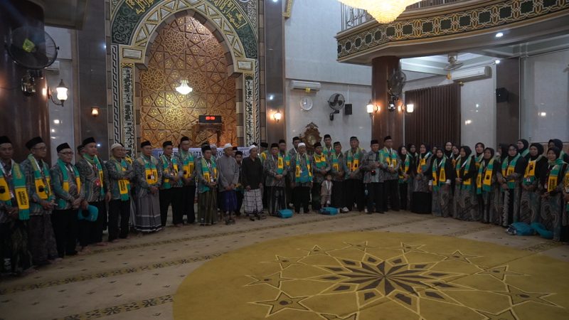 Prosesi pemberangkatan jemaah umrah di Masjid Jami' Baitul Mukminin Hadipolo, Kecamatan Jekulo, Kudus. (Foto: JP)