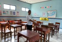 Kepala SD 2 Sambung, Darmo Winoto saat menunjukkan ruang kelas yang ada di sekolahnya. (Foto: JP)