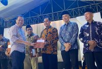 Penyerahan SK Kemenkumham dilakukan secara simbolis oleh Bupati Kudus, Sam’ani Intakoris, kepada sembilan koperasi desa dalam momentum Peringatan Hari Koperasi ke-78 yang digelar di Alun-alun Kudus, Jumat malam, 4/7/2025. (Foto: J05)