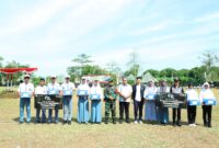 Pemberian sepatu bagi siswa berprestasi saat momen TMMD di Kandangmas Kudus (Foto:Ist)