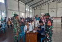 Satgas TMMD Kodim 0722/Kudus turut membantu pembagian beras bagi warga desa Kandangmas, Kudus (Foto:Ist)