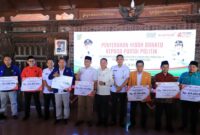 Bupati Kudus Sam’ani Intakoris berfoto bersama para pengurus partai politik penerima Bantuan Keuangan (Banpol) tahun anggaran 2025 di Pendapa Kabupaten Kudus, Senin (30/7/2025). Total anggaran yang disalurkan mencapai Rp2,5 miliar untuk 10 parpol peraih kursi DPRD hasil Pemilu 2024. (Foto: JP)