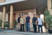 Mc. Mifrohul Hana (berpeci nomor dua dari kiri).