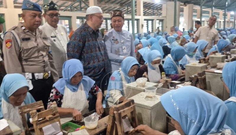 Bupati Kudus Samani Intakoris didampingi Helmi Tasan Wartono, perwakilan Direksi PT Sukun, dan Camat Gebog Fariq Musthofa saat meninjau langsung penyaluran BLT DBHCHT tahap dua kepada buruh rokok di area produksi PT Sukun. (Foto: JP)