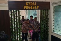 Bupati Kudus Sam'ani saat meresmikan kedai PBG - SLF di PUPUR Kudus. (Foto: JP)