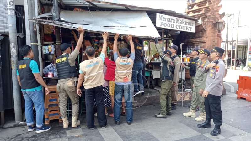 Foto saat dilakukan penertiban oleh Satpol PP Kudus. (Foto: JP)