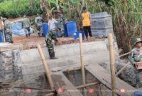 Anggota TNI bersama warga bahu-membahu mengecor jalan usaha tani dalam program TMMD Reguler ke-125 di Desa Kandangmas, Kecamatan Dawe, Kudus. (Foto: JP)