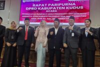 Nida Saidatul Iza bersama Pimpinan DPRD, Bupati dan Wakil Bupati Kudus (Foto:JP)