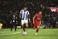 Pemain Persijap Jepara (merah) berduel dengan Persib Bandung (biru putih) di Stadion Gelora Bumi Kartini Jepara (foto:AnamKuwox)