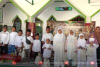 Santunan anak yatim dalam pengajian Al Hidayah di Musala Al Barokah, Kelurahan Wergu Wetan, Kecamatan Kota, Kabupaten Kudus. (Foto: J02)