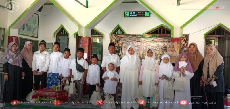 Santunan anak yatim dalam pengajian Al Hidayah di Musala Al Barokah, Kelurahan Wergu Wetan, Kecamatan Kota, Kabupaten Kudus. (Foto: J02)