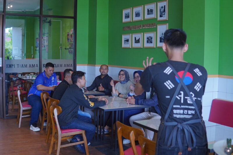 Suasana di Kopitiam Ama di Jalan T.I.T. Sudono 81D Kudus (foto:ist)