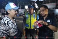 Kapolsek Kudus Kota AKP Subkhan membagikan bendera Merah Putih pada PKL Street Coffe (Foto:JP)