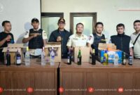 Satpol PP Kabupaten Kudus menunjukkan minuman keras hasil razia (Foto:JP)
