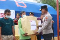 Brigjen Pol. Latif Usman, Wakapolda Jawa Tengah menyerahkan bantuan kepada korban kebakaran (Foto:Istimewa)
