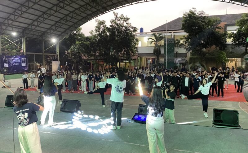 Suasana seluruh pelajar kristiani se Kabupaten Kudus beribadah bersama di SMAN 1 Mejobo Kudus. (foto:jp)