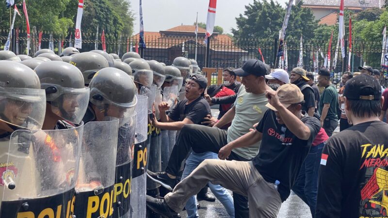 Aksi unjuk rasa di depan pendapa Kudus (Foto:Jp)